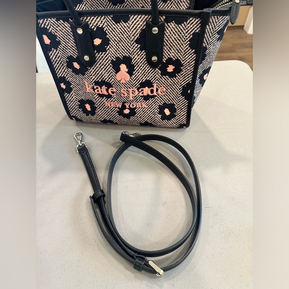 kate spade Handbags - Kate Spade EUC Ella herringbone floral purse pink and black